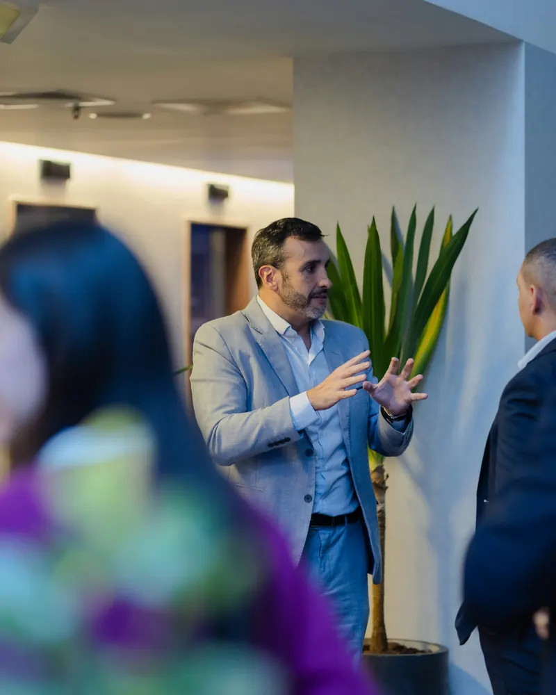 Líder conduzindo uma conversa com a equipe